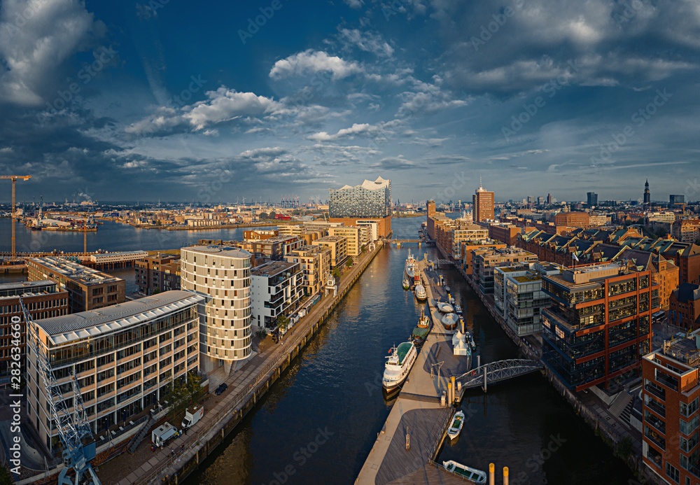 Hamburg mit Blick auf die Elbphilharmonie