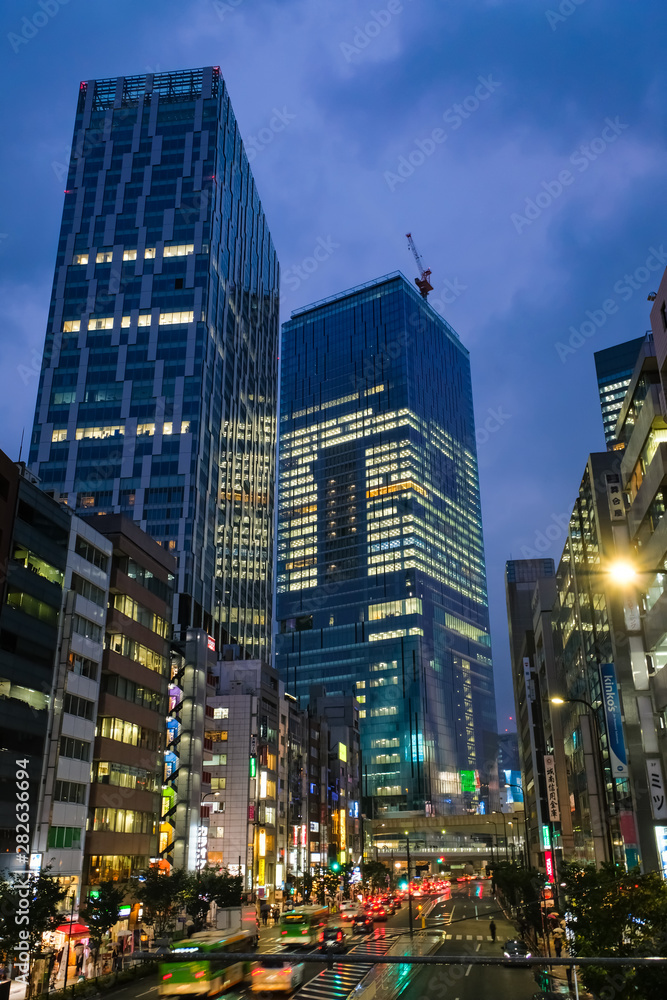 Obraz premium 渋谷 高層ビル群 雨天