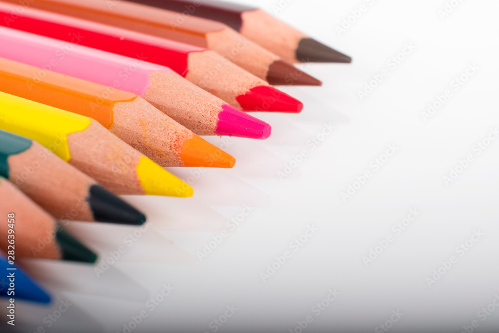 mines de crayons de couleur en gros plan