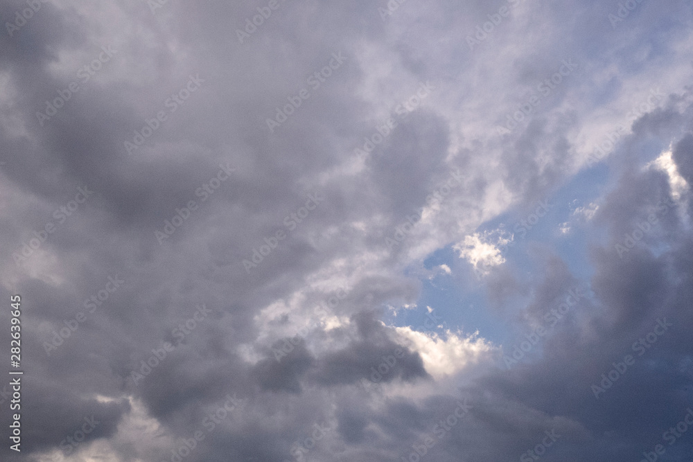 Obraz premium 雨雲と青空