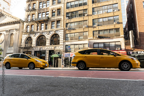 Yellow cars near city buildings © Freepik