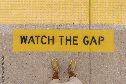 Top view gap warning sign