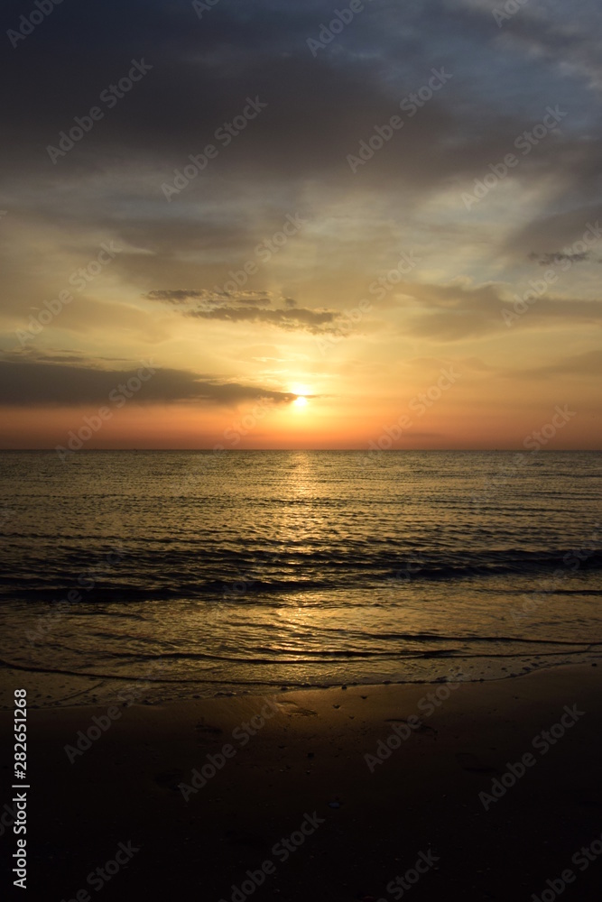 Sonnenaufgang über dem Meer nach einer Gewitternacht