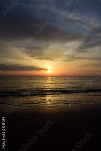 Sonnenaufgang nach einer Regennacht am Meer - Wolkenstimmung am frühen Morgen