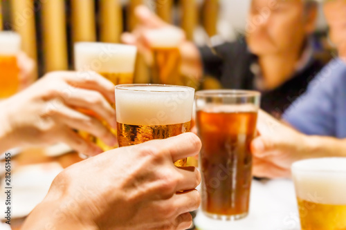 Quadro su tela 飲み会での乾杯シーン