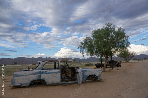 Altes Auto in toller Landschaft mit dramatischem Himmelin Solitaire Namibia Afrika