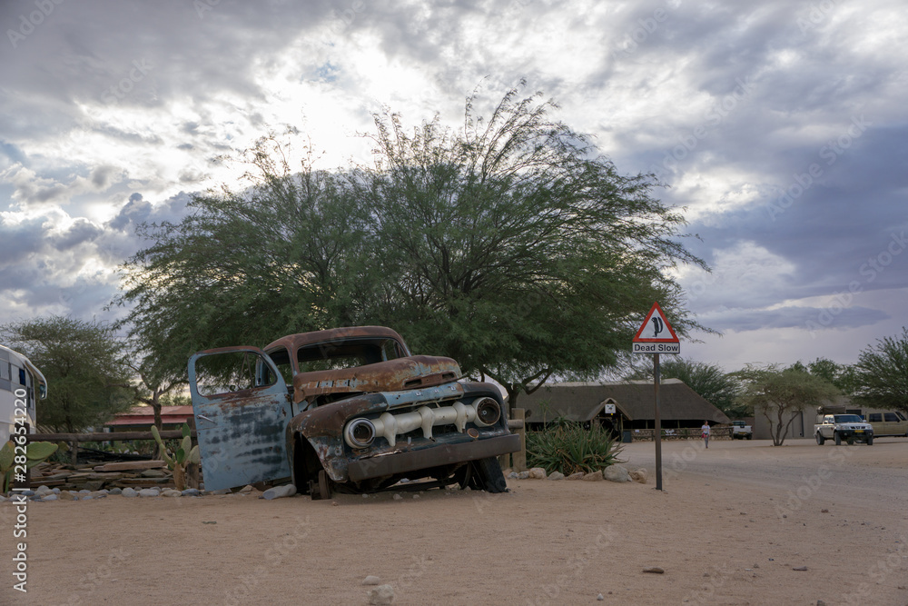 Altes Auto in toller Landschaft mit dramatischem Himmelin Solitaire Namibia Afrika