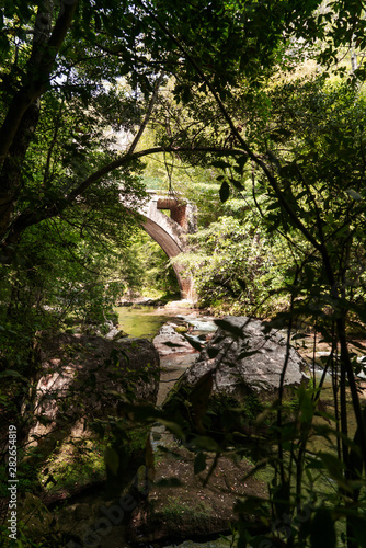 Brücke über den Fluss Siagne in Saint-Cézaire-sur-Siagne in der Provence