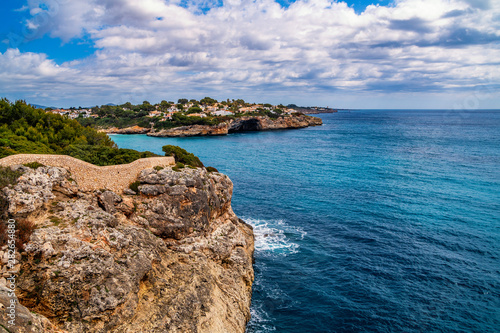 Traumhafter Panorama Blick Cala Mendia mit Wolken und blauen Himmel Mallorca Sommerurlaub 