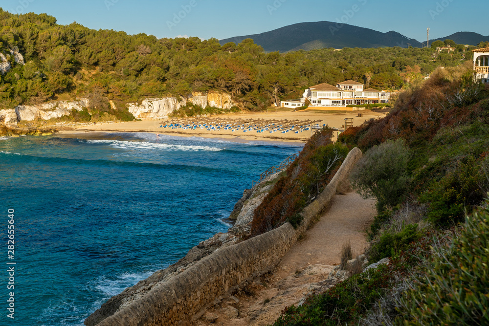 Cala Romantica Strand im Sommer 