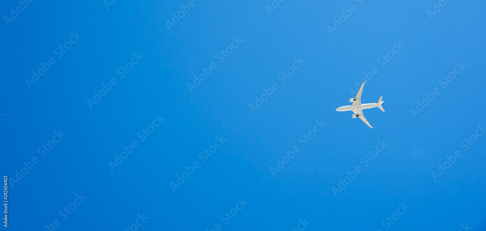 旅客機・飛行機・青空