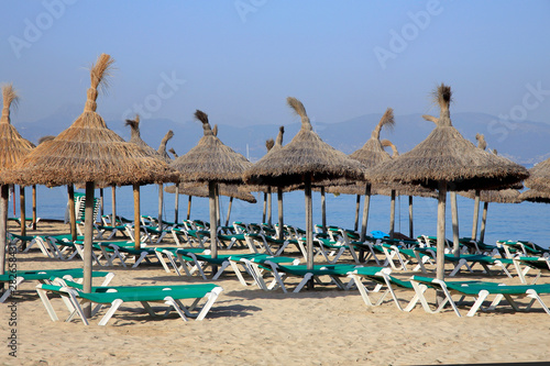 Liegest  hle und Sonnenschirme am Strand  Insel Mallorca  Spanien  Europa