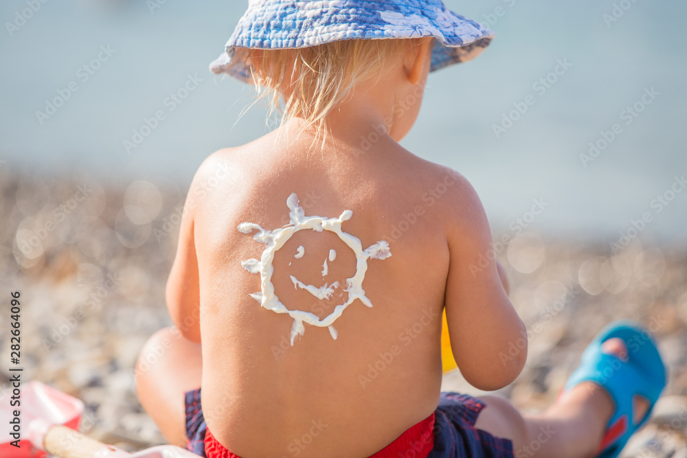 Sweet preschool boy, holding scuba mask with sunscream applied on his back, ready for the harsh sun - obrazy, fototapety, plakaty 
