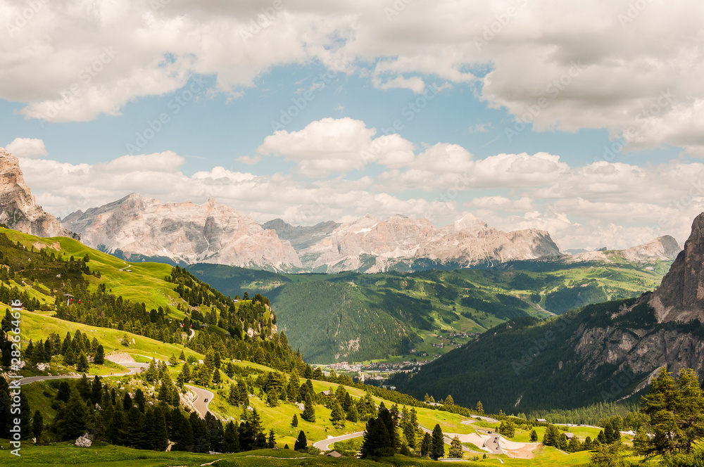 Grödner Joch, Dolomiten, Passstrasse, Bergstrasse, Berge, Bergbahn, Südtirol, Sommer, Italien