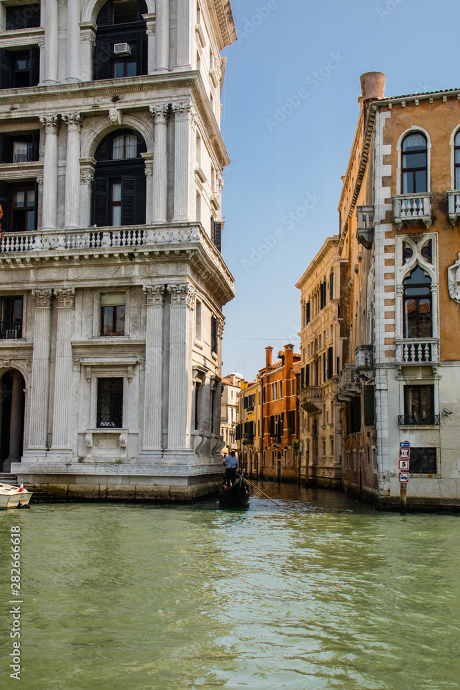 Venezada Italia uma cidade unica com seus canais que são usados como ruas e avenidas com um frenetico vai e vem de embarcações. Uma das cidades mais bonitas da Italia