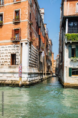 Venezada Italia uma cidade unica com seus canais que são usados como ruas e avenidas com um frenetico vai e vem de embarcações. Uma das cidades mais bonitas da Italia