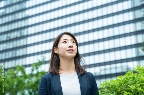 通勤する女性 Free Download 通勤する女性 - GFXLoad