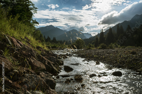 Berglandschaft mit Wildfluss