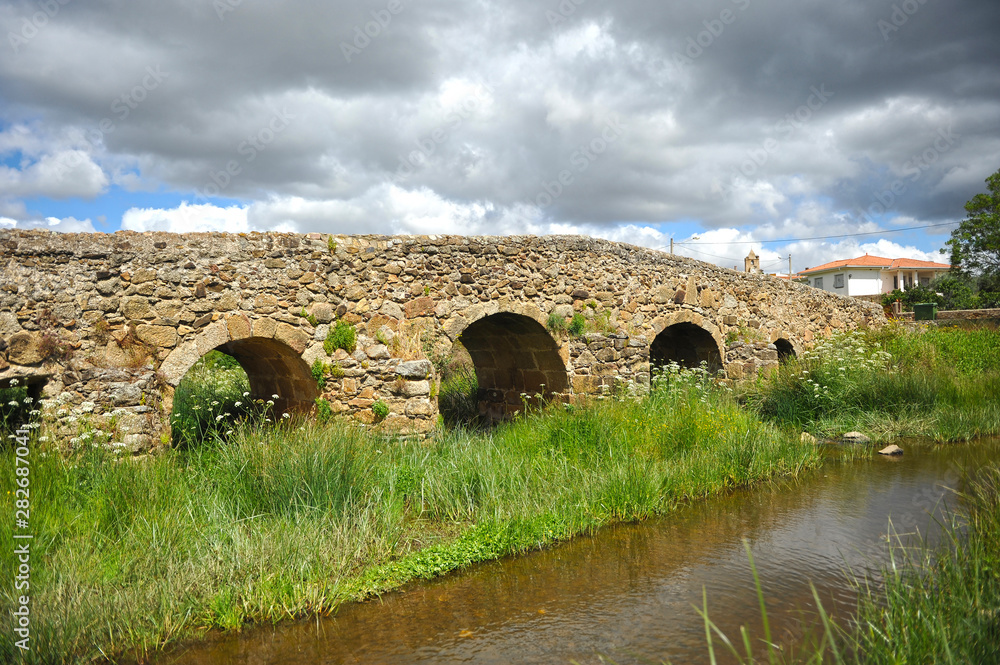 Puente romano sobre el río Ayuela en el pueblo de Casas de Don Antonio en la provincia de Cáceres Extremadura España. Aquí cruza la Vía de la Plata hacia Santiago de Compostela. Puente romano sobre el río Ayuela en el pueblo de Casas de Don Antonio en la provincia de Cáceres Extremadura España. Aquí cruza la Vía de la Plata hacia Santiago de Compostela.