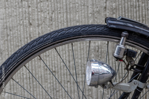 Canvas Print Schwarzer Fahrradreifen mit silbernem Halogenstrahler als Fahrradlampe und Dynam