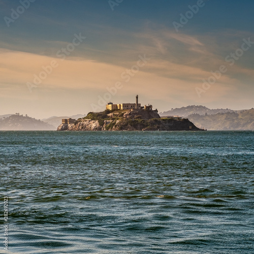 Foto The Alcatraz Island in San Francisco bay