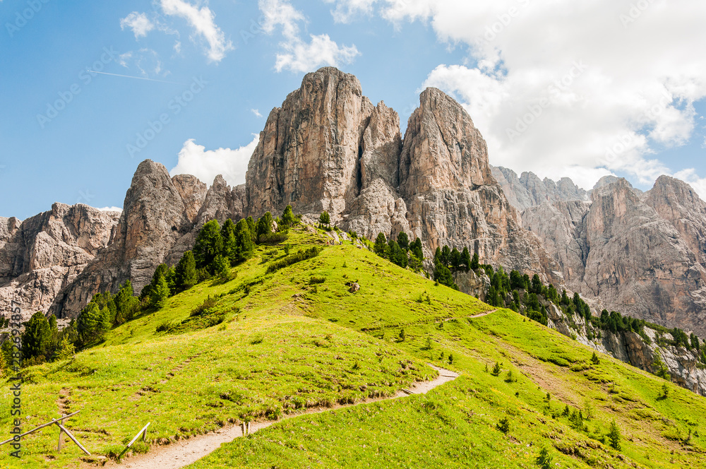 Obraz premium Grödner Joch, Sellagruppe, Sellastock, Sellamassiv, Dolomiten, Passhöhe, Wanderweg, Klimawandel, Südtirol, Trentino, Sommer, Italien