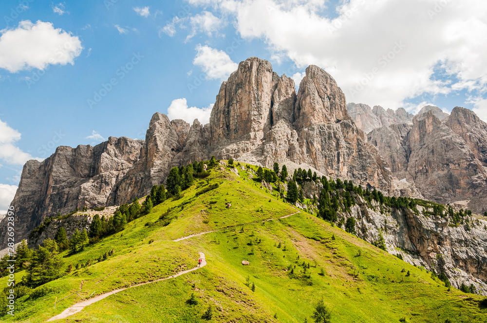 Obraz premium Grödner Joch, Sellagruppe, Sellastock, Sellamassiv, Dolomiten, Passhöhe, Wanderweg, Klimawandel, Südtirol, Trentino, Sommer, Italien