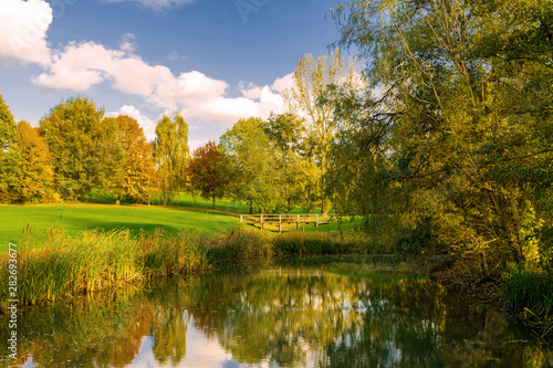 See oder Teich am Golfplatz in Kandern mit Relexion und Spiegelung im Herbst blauer Himmel mit Wolken