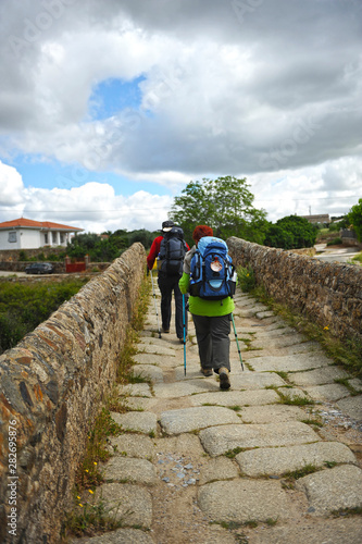 Peregrinos en el puente romano sobre el río Ayuela, provincia de Cáceres, España. Aquí cruza la Vía de la Plata hacia Santiago de Compostela.