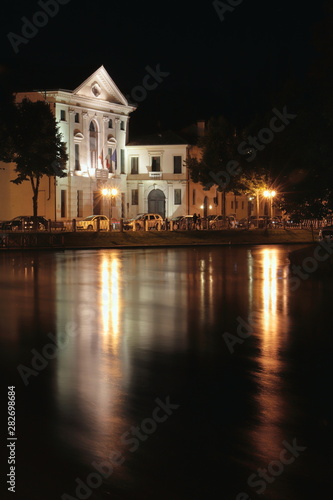 treviso di notte in italia 