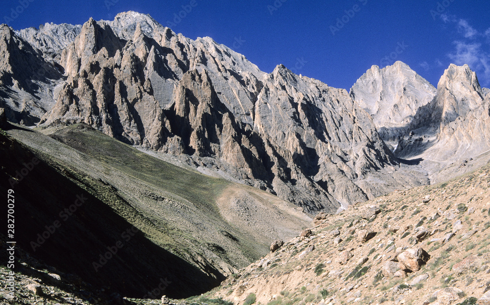 Wunderschöne Berglandschaft in Ladah - Ein phantastisches Ziel für Trekker und Bergsteiger, die traumhafte Landschaften lieben und die Einsamkeit jenseits der ausgetretenen Pfade suchen Wunderschöne Berglandschaft in Ladah - Ein phantastisches Ziel für Trekker und Bergsteiger, die traumhafte Landschaften lieben und die Einsamkeit jenseits der ausgetretenen Pfade suchen