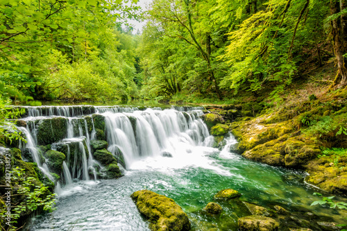 Fototapeta Naklejka Na Ścianę i Meble -  Wasserfall in der Franche Comté