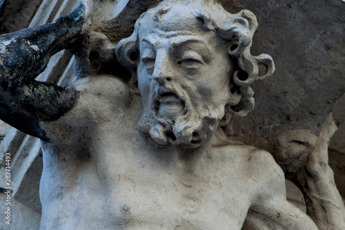 Foto Ancient statue of Sisyphus with stone