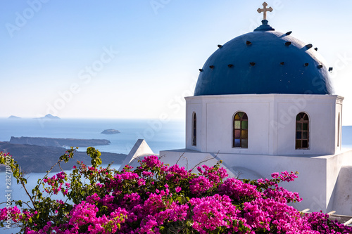Santorini grecia mare Fia con buoganville e chiesa