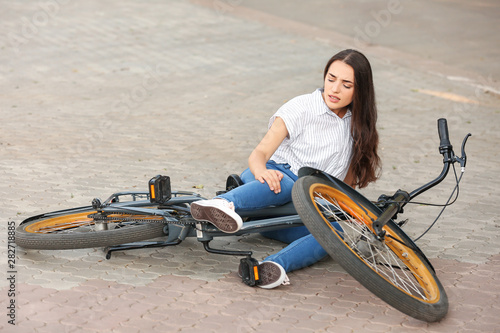 Young woman fallen off her ...