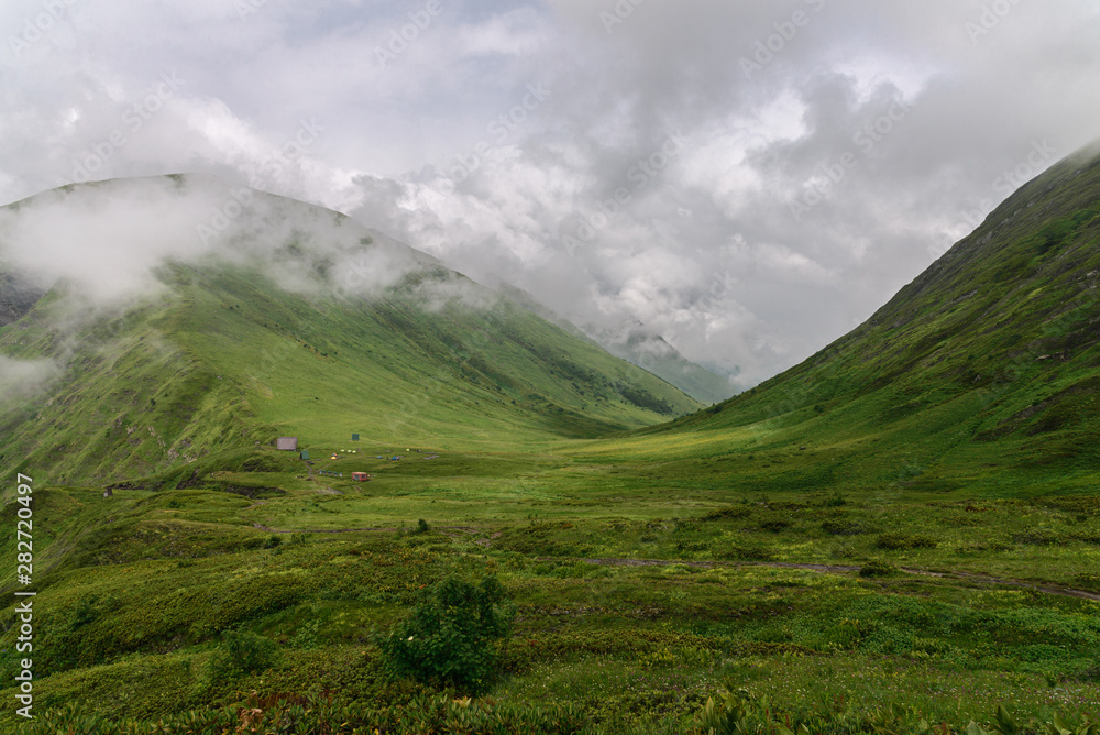 Obraz premium clouds cover the mountain peaks
