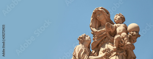 Φωτογραφία Ancient baroque statues of St Anne on the Charles' bridge