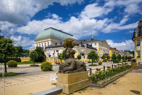 Obraz na plátně Spa center - pedestrian precinct in small spa town Frantiskovy Lazne (Franzensba