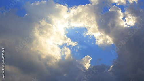 Clouds in the evening With bright sunlight through the clouds The sky is blue.