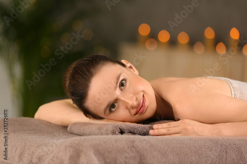 Piękna młoda kobieta relaksuje w zdroju salonie