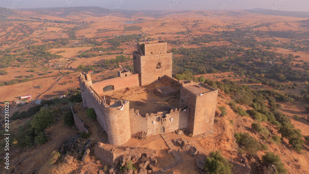 Obraz premium Castillo Templario al Amanecer en Burguillos del Cerro, Badajoz