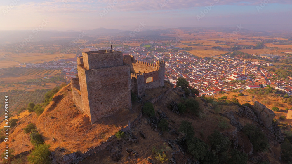Castillo Templario al Amanecer en Burguillos del Cerro, Badajoz
