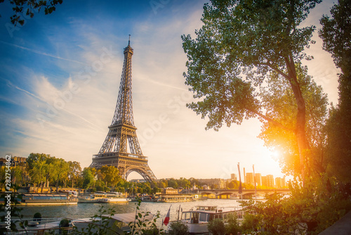 Zmierzchu widok wieża eifla i wonton rzeka w Paryż, Francja. Architektura i zabytki Paryża. Pocztówka z Paryża