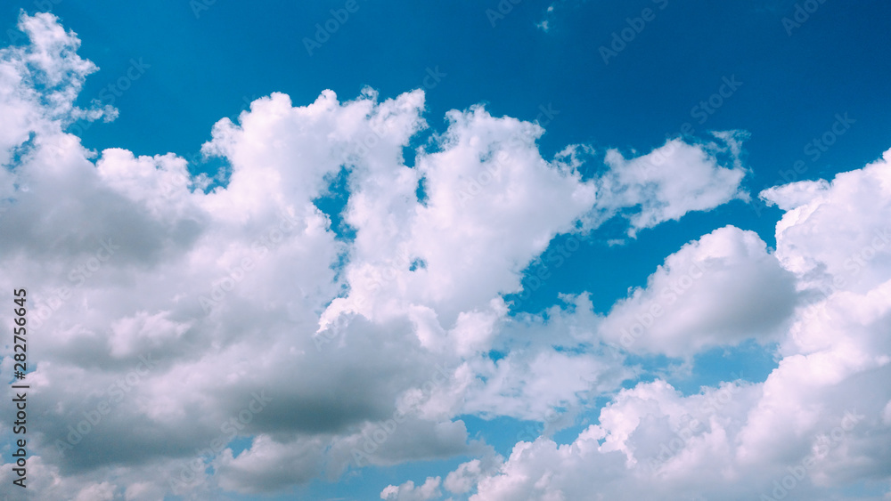 Bầu trời xanh đẹp với những đám mây trắng mềm mại sẽ làm bạn cảm thấy bình yên và thư giãn mỗi khi nhìn vào nó. Hãy sử dụng bức ảnh này như là một hình nền cho thiết bị của bạn và cảm nhận sự thanh thản khi nhìn vào màn hình của mình. Bầu trời xanh luôn là thứ tuyệt vời nhất khi bạn muốn thư giãn và tìm kiếm sự bình yên.