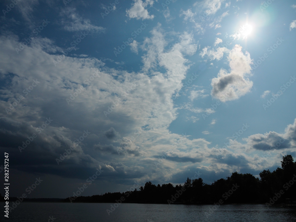 Obraz premium Lakeside sky