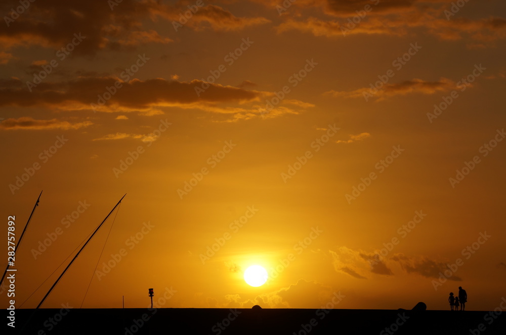 Naklejka premium Hafen im Sonnenuntergang