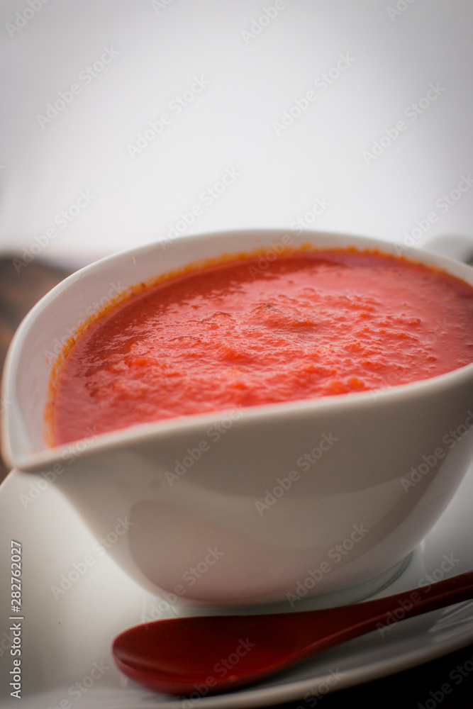Comida típica italiana. Pasta italiana y salsa de tomate italiana Comida típica italiana. Pasta italiana y salsa de tomate italiana