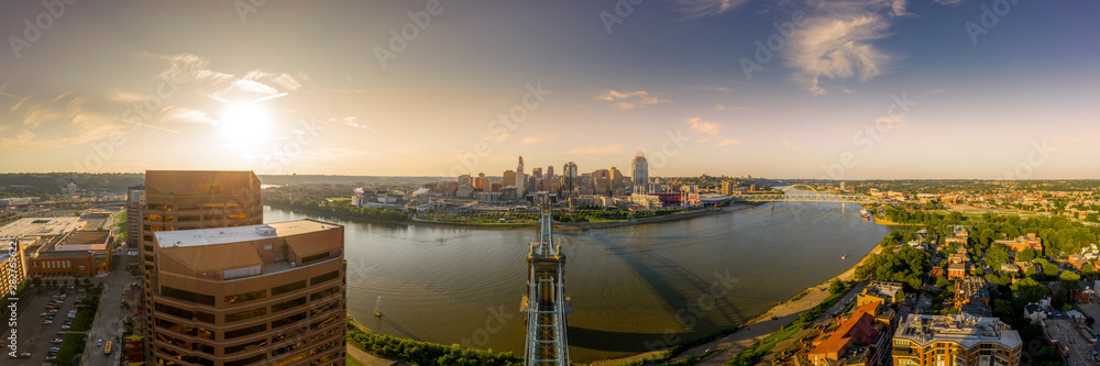 Naklejka premium Panoramiczny widok na centrum Cincinnati z zabytkowym mostem wiszącym Roebling nad rzeką Ohio