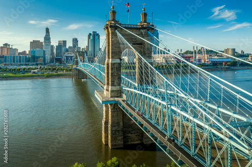 Konstfotografi Panoramic view of Cincinnati downtown with the historic Roebling suspension brid