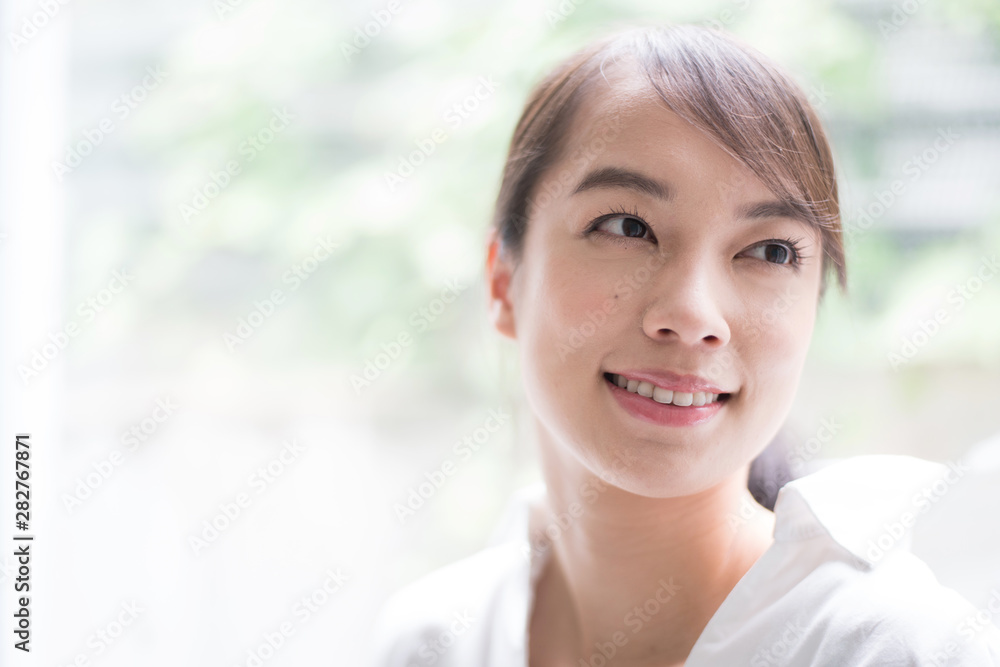 リラックスしている女性